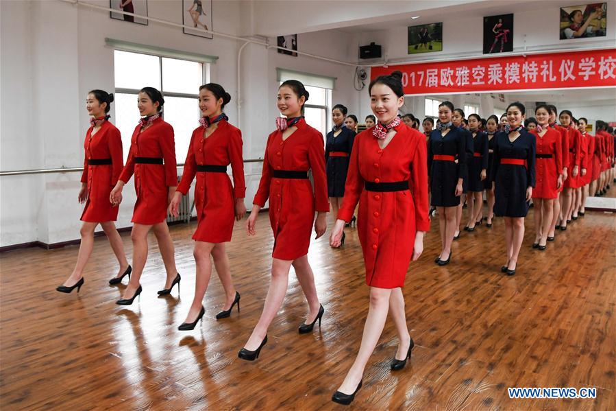 Chine : formation d'hôtesses de l'air à Luoyang