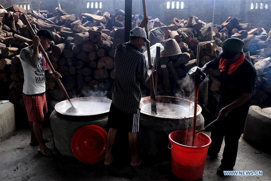 Indonésie : fabrication de "dodols" pour le prochain Nouvel An chinois