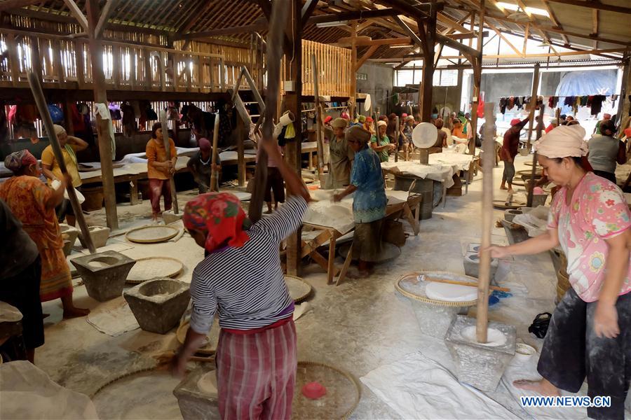 Indonésie : fabrication de "dodols" pour le prochain Nouvel An chinois