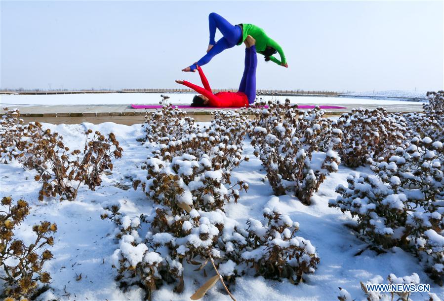 Yoga sur la neige dans le nord-ouest de la Chine