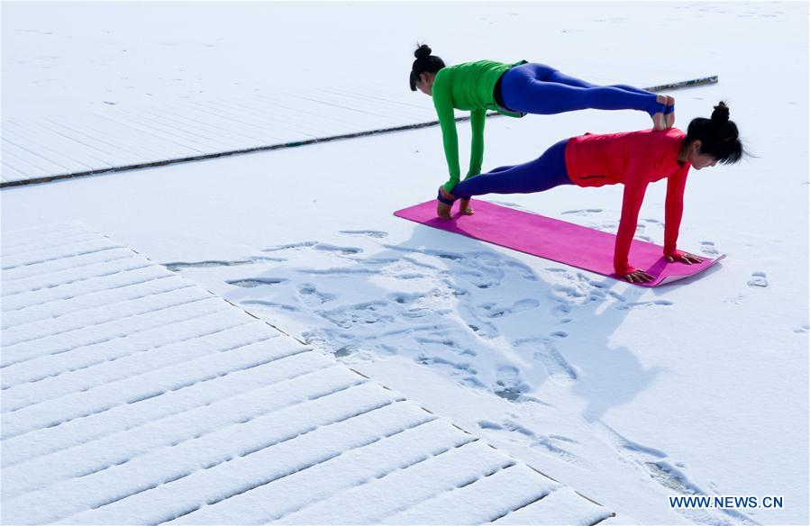 Yoga sur la neige dans le nord-ouest de la Chine