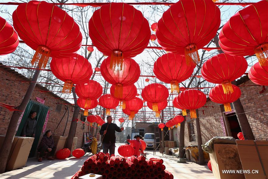 Chine : fabrication de lanternes rouges pour la fête du Printemps