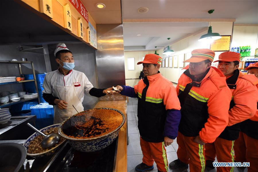 Chine : nouilles gratuites pour les éboueurs à Lanzhou