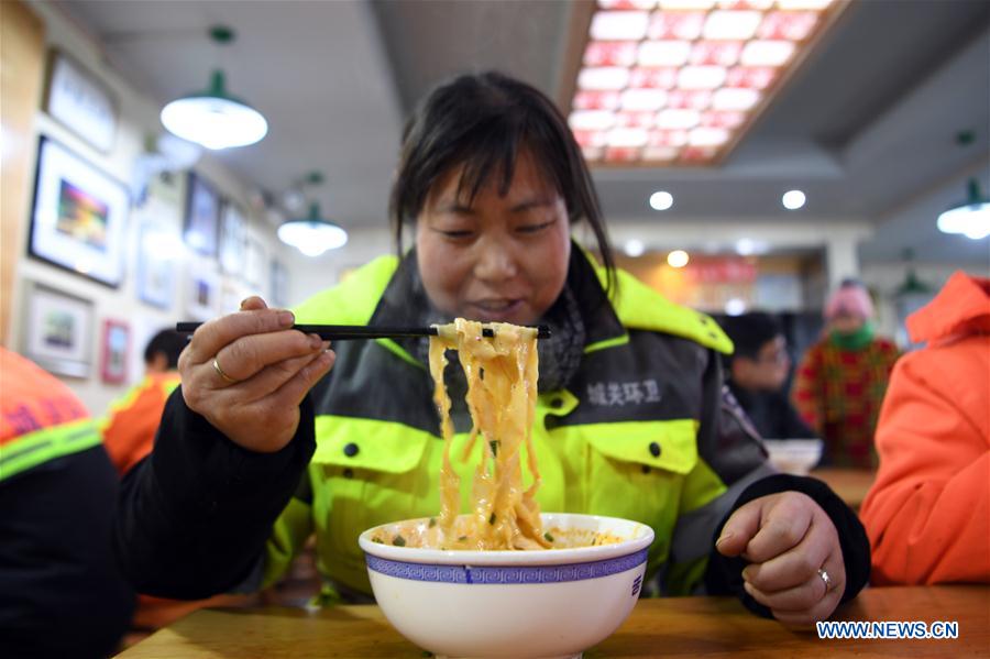 Chine : nouilles gratuites pour les éboueurs à Lanzhou