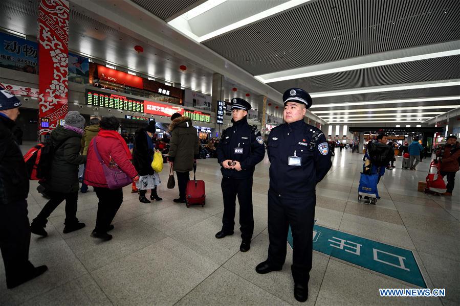 Chine : des policiers patrouillent pendant la fête du Printemps
