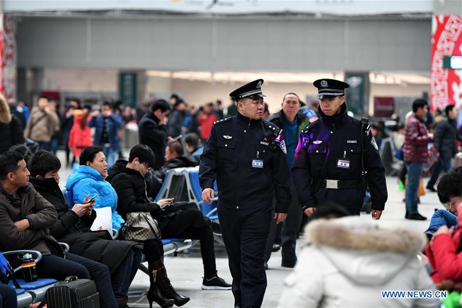 Chine : des policiers patrouillent pendant la fête du Printemps