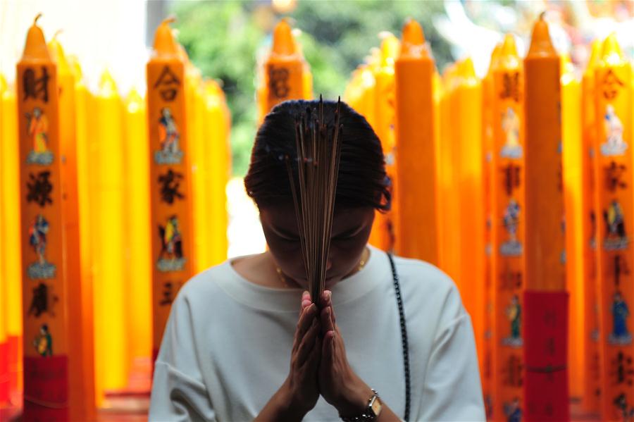 Les gens prient dans un temple à Bangkok pour la fête du Printemps