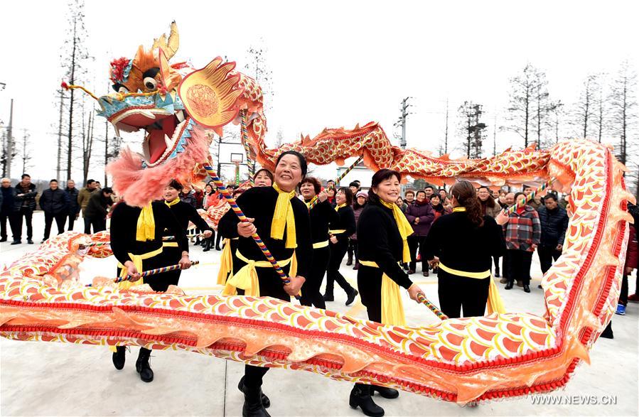 Chine : danse du dragon pour célébrer la fête du Printemps