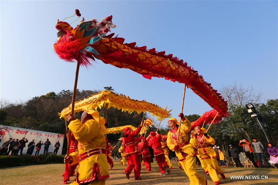Chine : danse du dragon pour célébrer la fête du Printemps