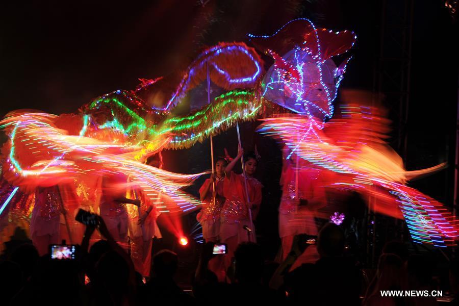 Singapour : danse du phénix pour célébrer la fête du Printemps