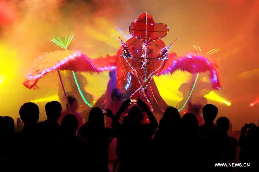 Singapour : danse du phénix pour célébrer la fête du Printemps