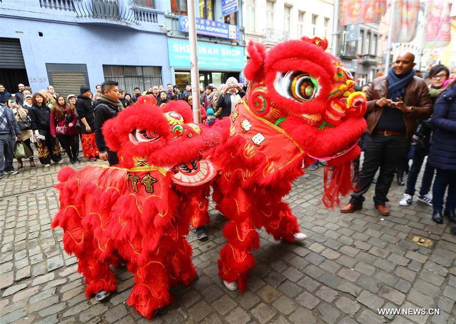 Belgique : danse du lion à Anvers pour célébrer le Nouvel An chinois