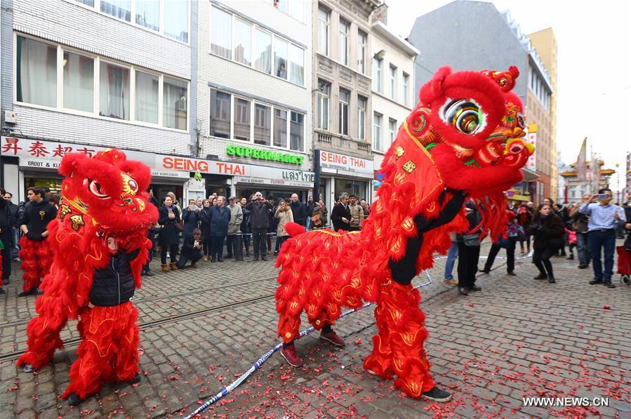 Belgique : danse du lion à Anvers pour célébrer le Nouvel An chinois