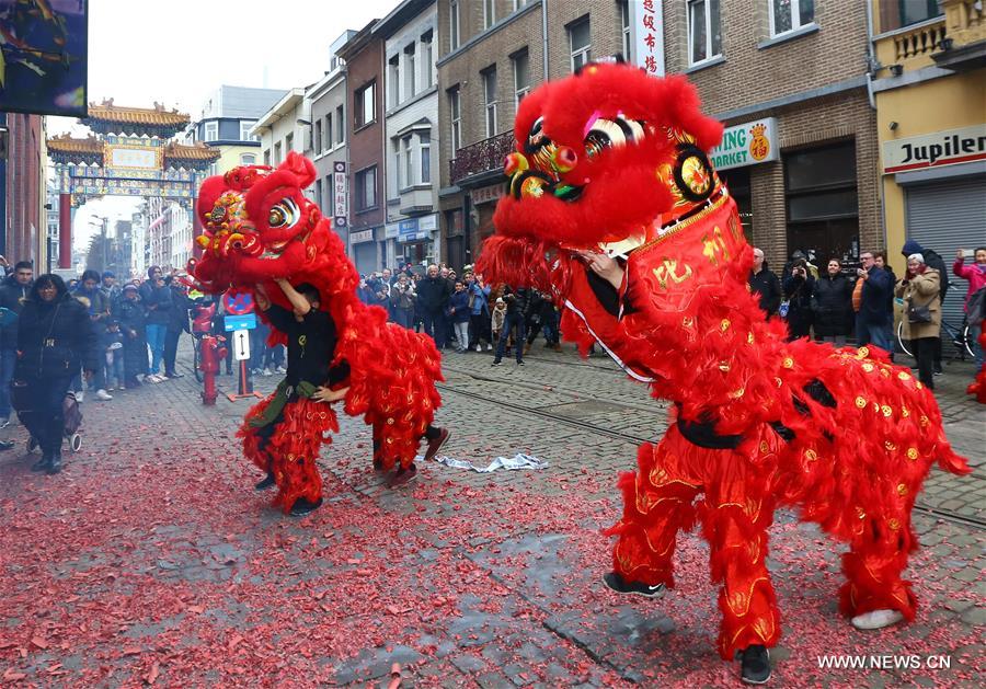 Belgique : danse du lion à Anvers pour célébrer le Nouvel An chinois