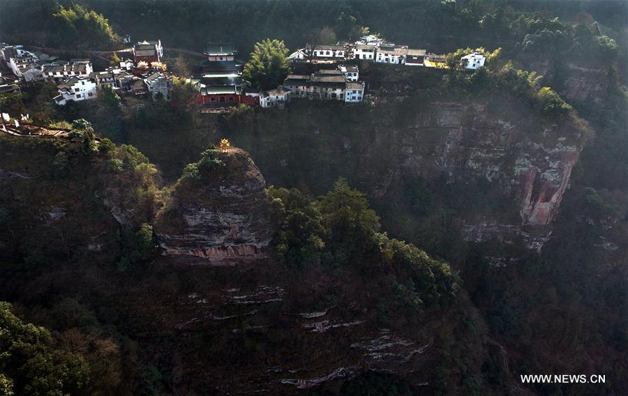 Chine : village construit sur une falaise dans l'Anhui