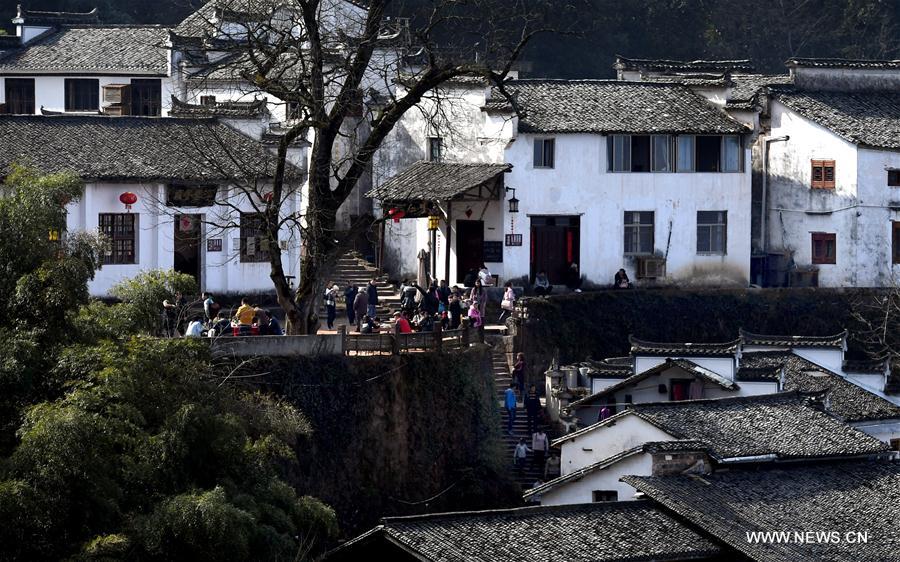 Chine : village construit sur une falaise dans l'Anhui