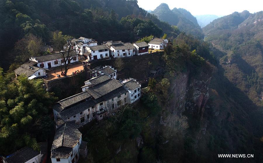 Chine : village construit sur une falaise dans l'Anhui