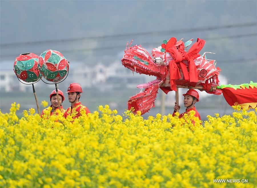 Chine : Danse du dragon dans le sud-ouest