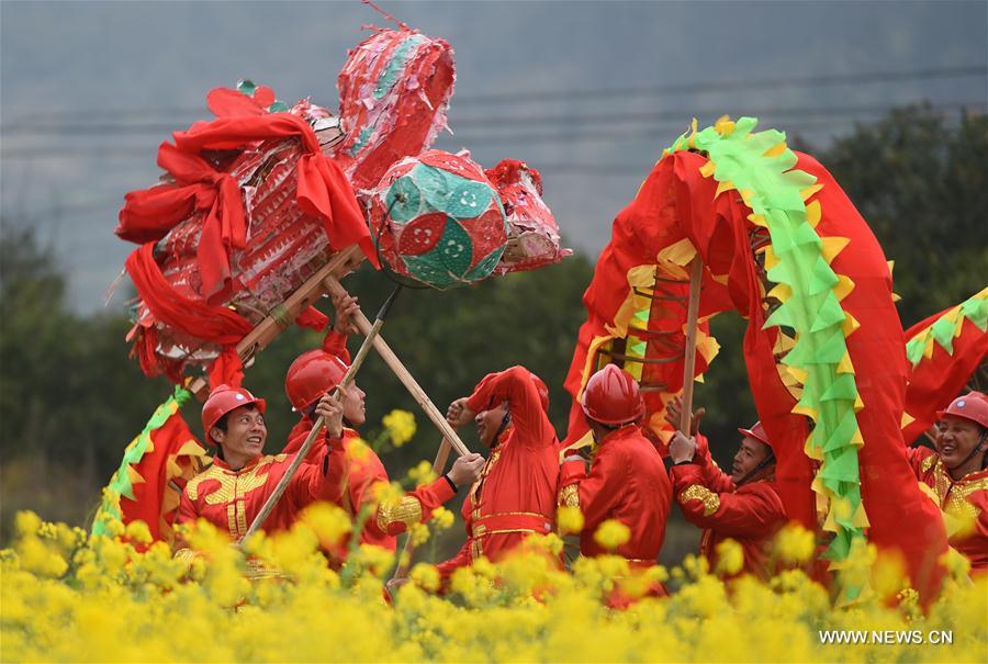 Chine : Danse du dragon dans le sud-ouest