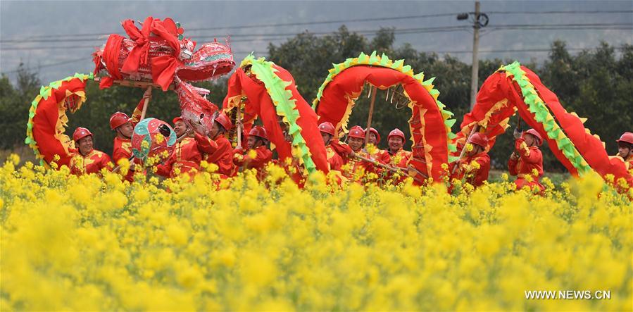 Chine : Danse du dragon dans le sud-ouest