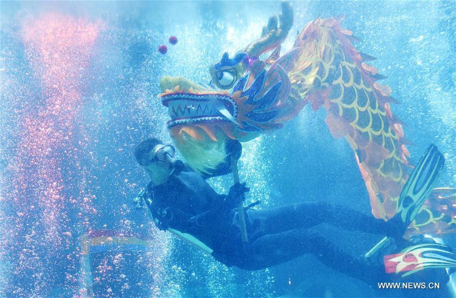 Chine : danse du dragon sous l'eau