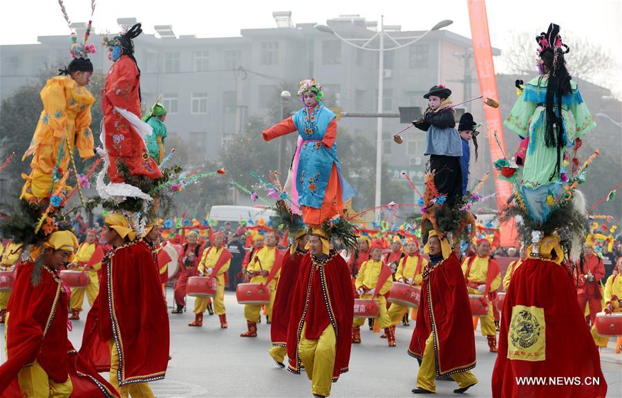 Chine : danse du tambour pour célébrer la fête des Lanternes au Shaanxi 