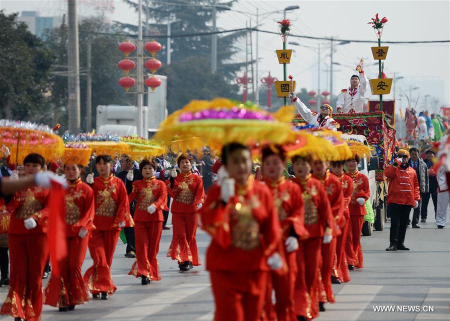 Chine : danse du tambour pour célébrer la fête des Lanternes au Shaanxi 