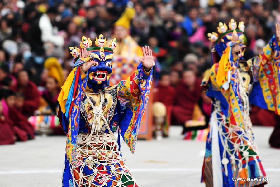 Chine : danse religieuse du bouddhisme tibétain au Gansu