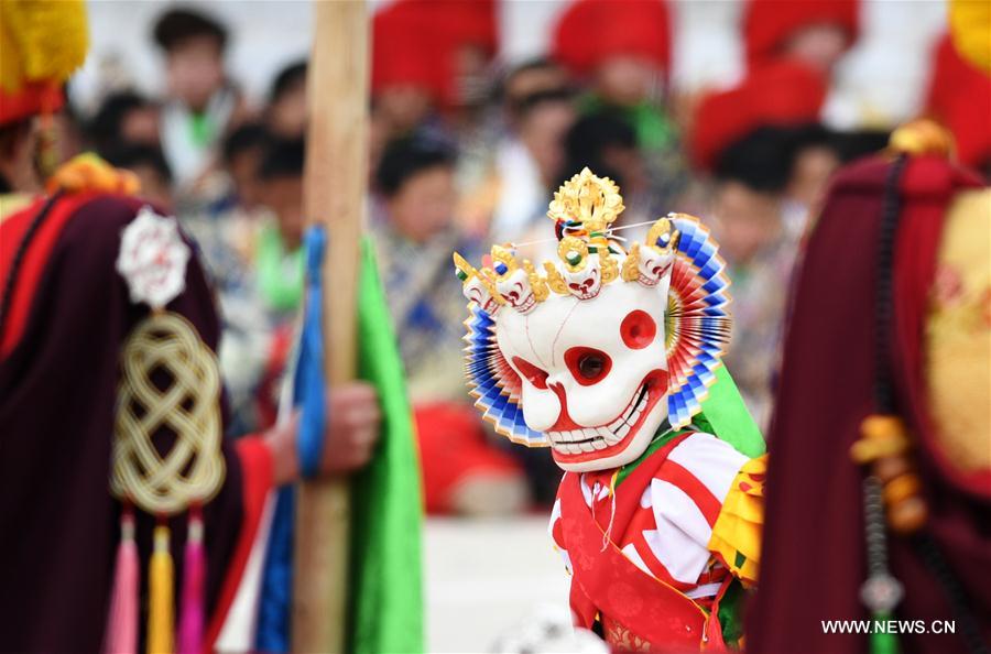 Chine : danse religieuse du bouddhisme tibétain au Gansu