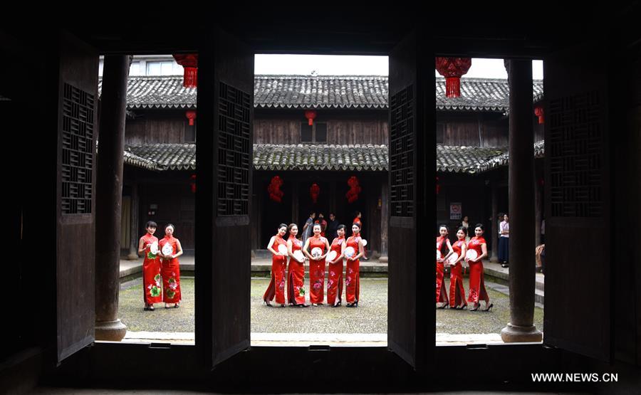 Chine : présentation de qipao au Zhejiang 