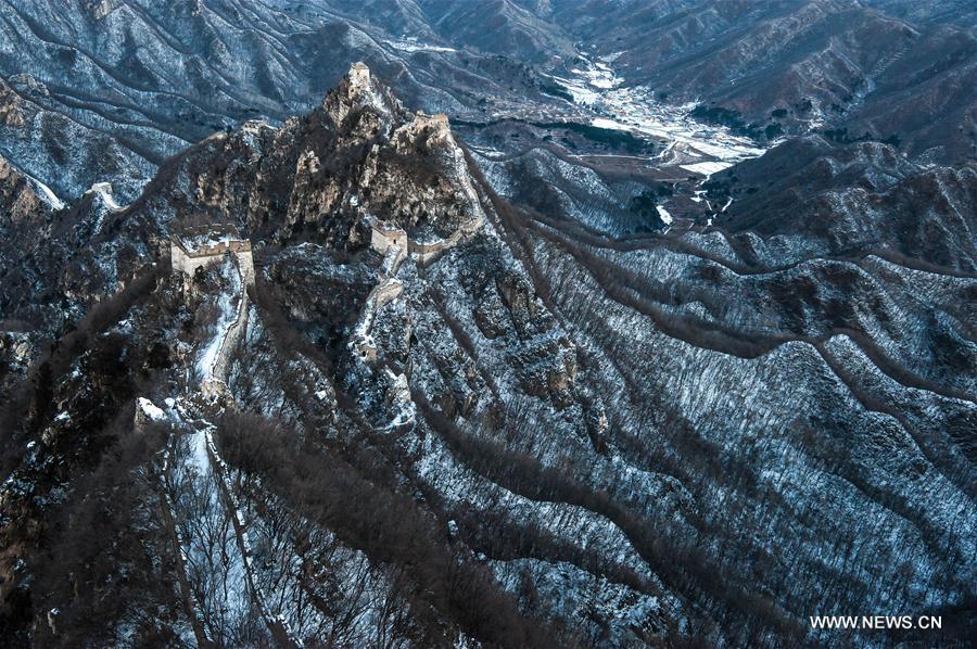 Chine : paysage enneigé de la Grande Muraille