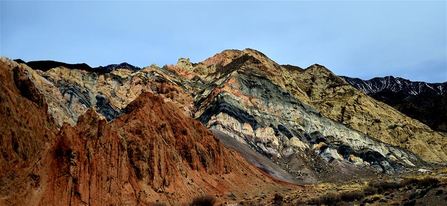 Chine : rochers colorés sur une montagne dans le nord-ouest