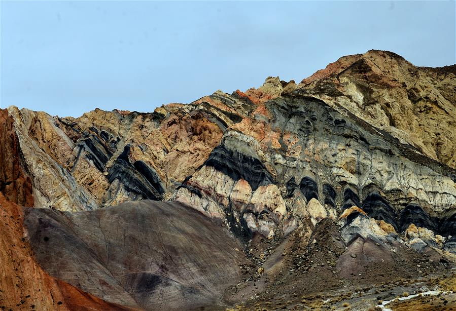 Chine : rochers colorés sur une montagne dans le nord-ouest