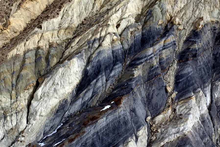 Chine : rochers colorés sur une montagne dans le nord-ouest