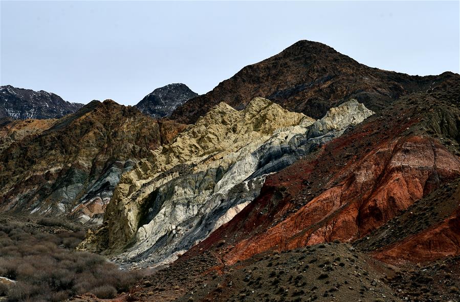 Chine : rochers colorés sur une montagne dans le nord-ouest