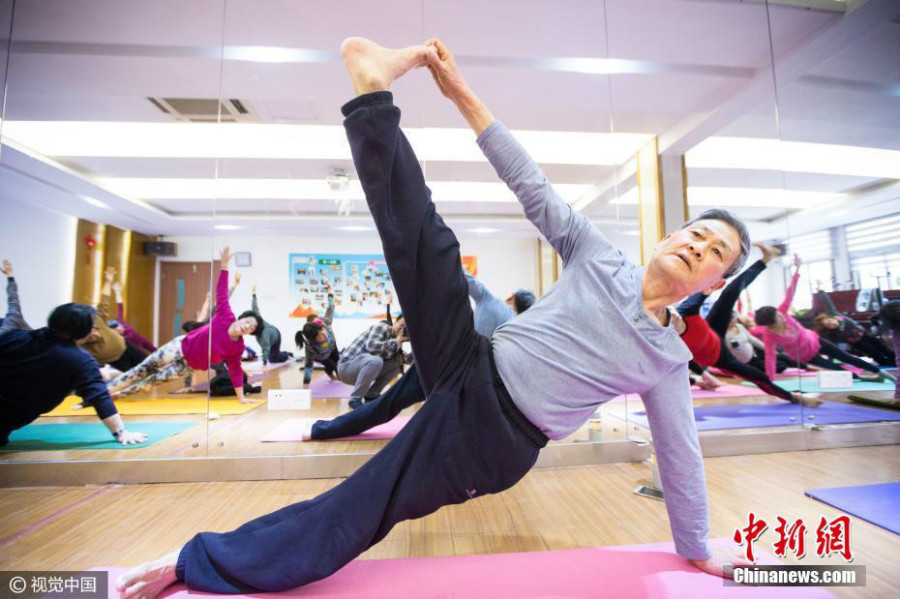 Un yogi de 73 ans offre des cours de yoga gratuits  Hangzhou