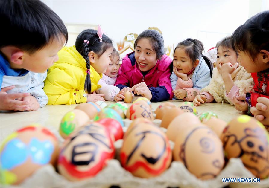 Chine : des enfants célèbrent la journée de Chunfen