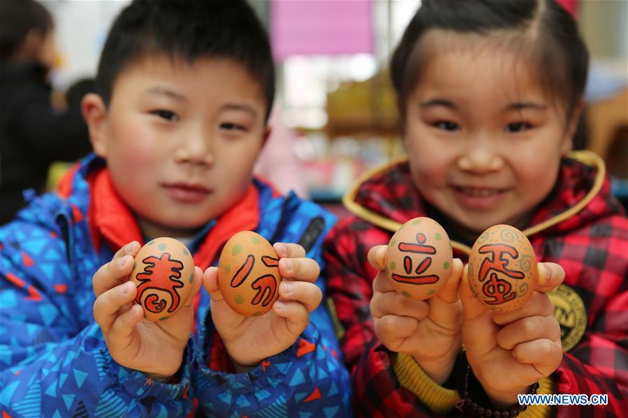 Chine : des enfants célèbrent la journée de Chunfen