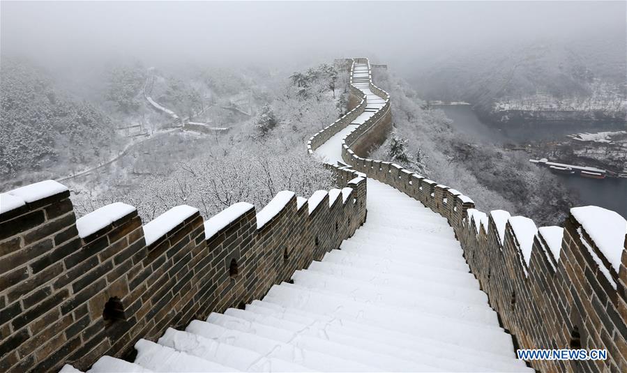 Paysage enneigé d'une section de la Grande Muraille à Beijing