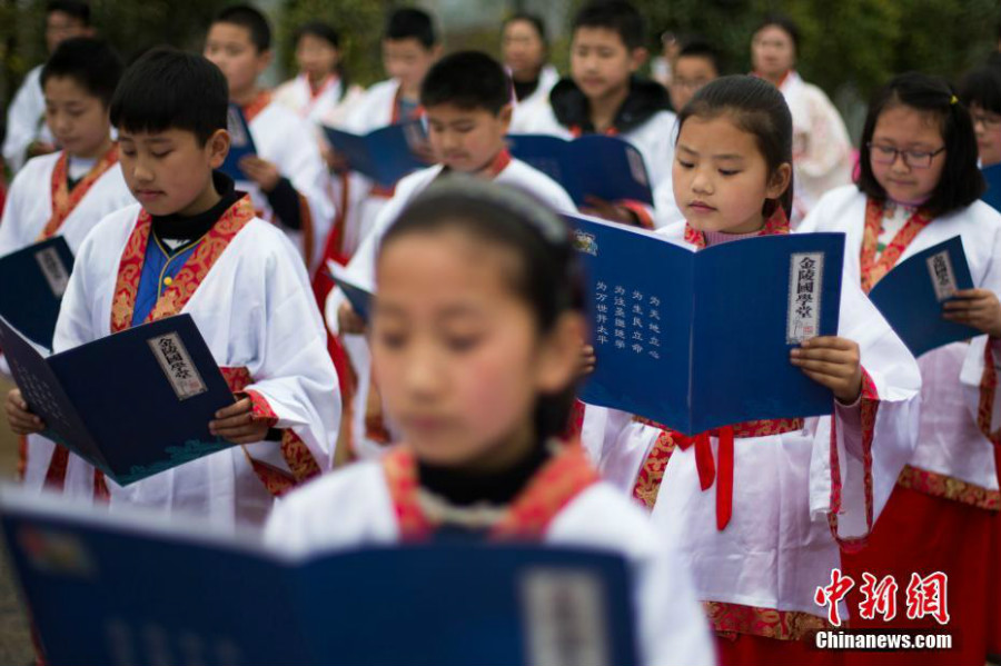 Trente jeunes dcouvrent la calligraphie chinoise  Nanjing