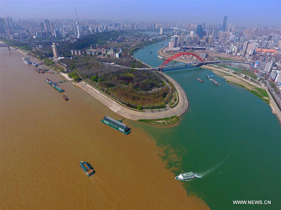Chine : point de confluence entre la rivière Hanjiang et du fleuve Yangtsé 