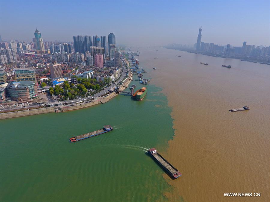 Chine : point de confluence entre la rivière Hanjiang et du fleuve Yangtsé 
