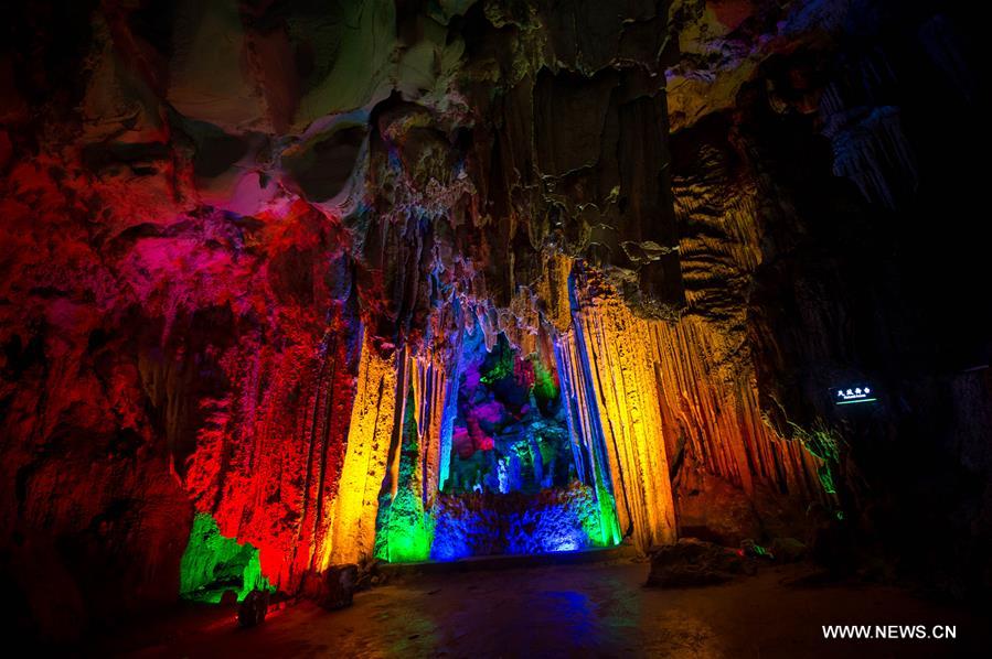 Chine : grottes karstiques au Yunnan