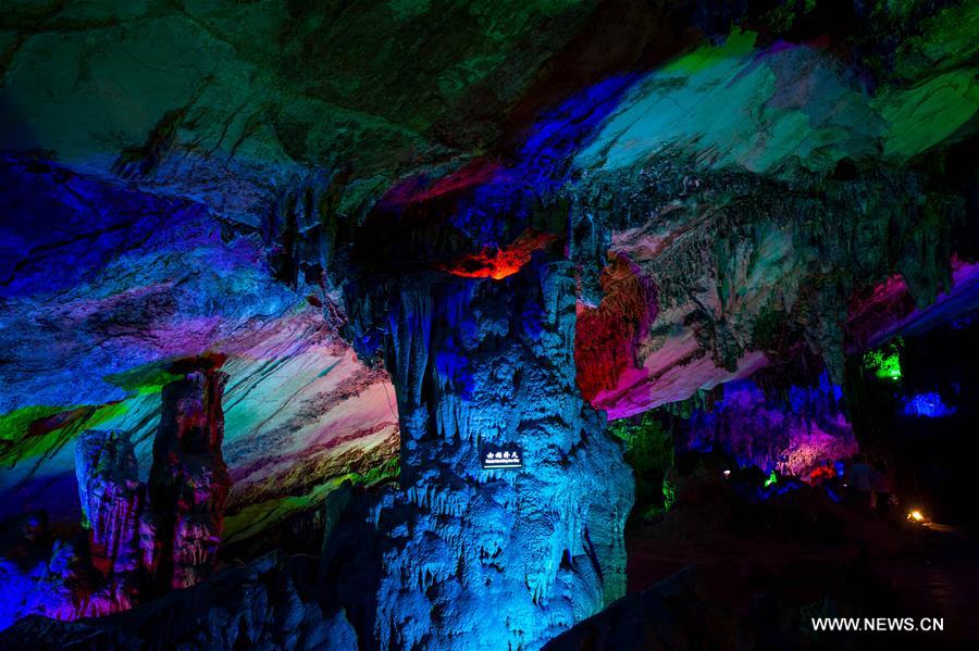 Chine : grottes karstiques au Yunnan