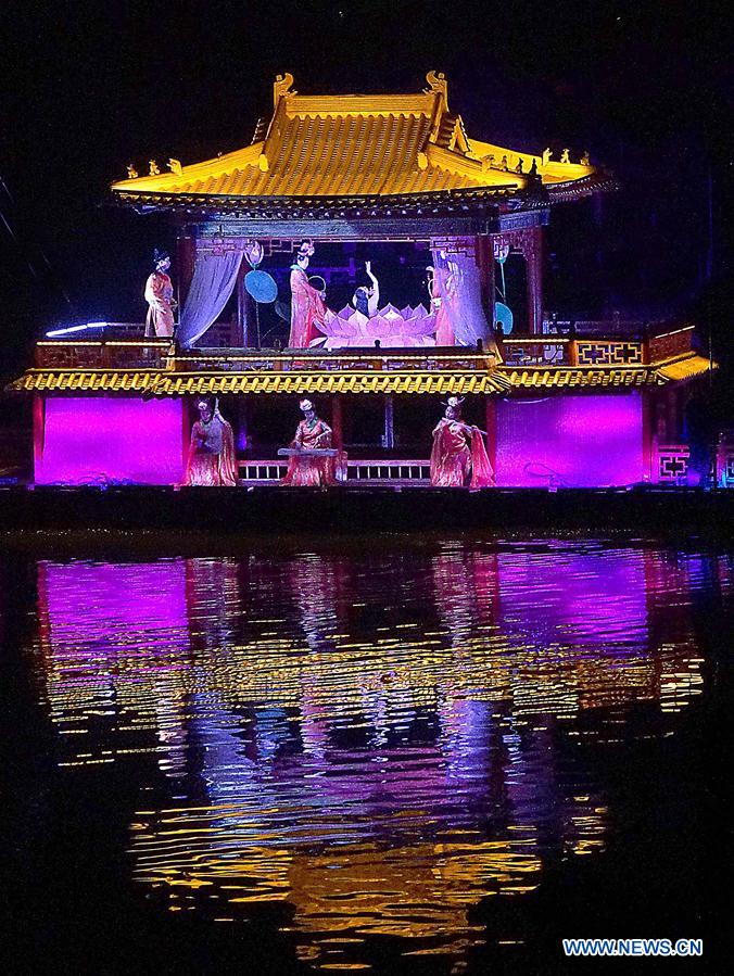 Spectacle dans la ville de Kaifeng au Henan 