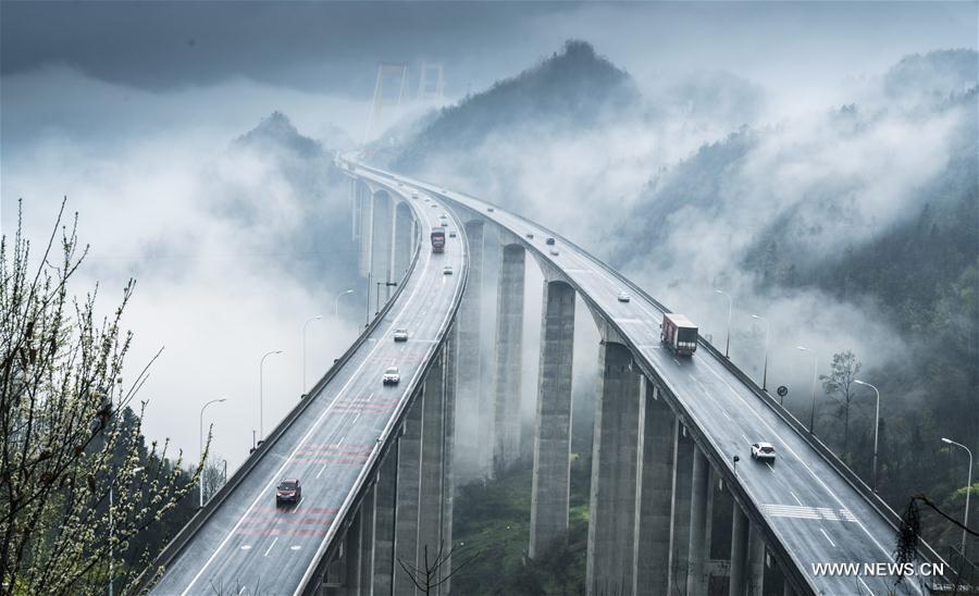 Chine : le pont Siduhe enveloppé de nuages