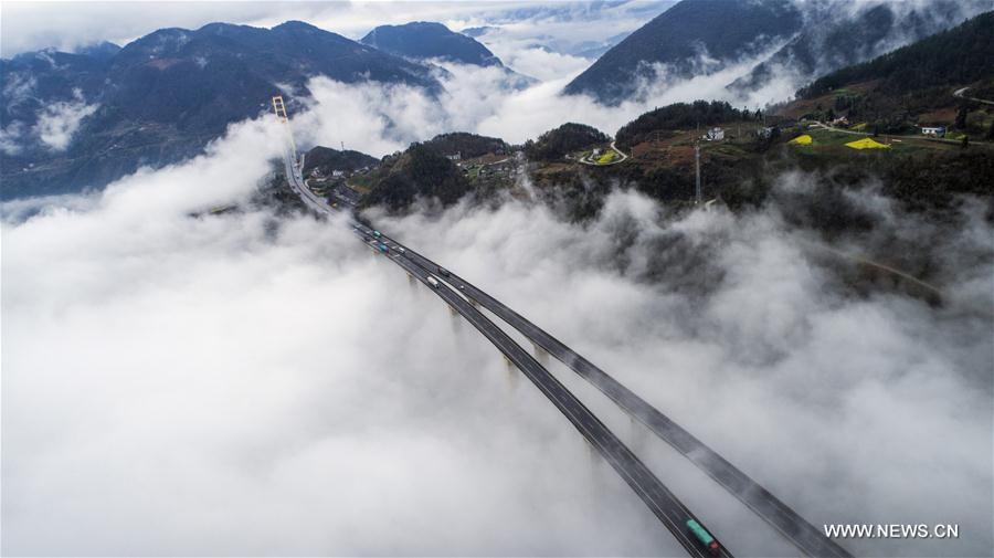 Chine : le pont Siduhe enveloppé de nuages