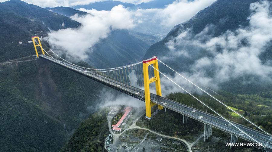 Chine : le pont Siduhe enveloppé de nuages