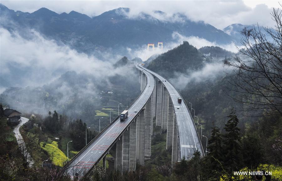 Chine : le pont Siduhe enveloppé de nuages