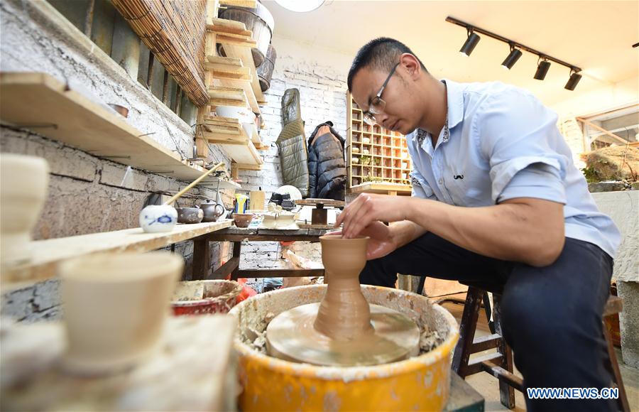 Fujian : fabrication de céramiques dans un atelier historique